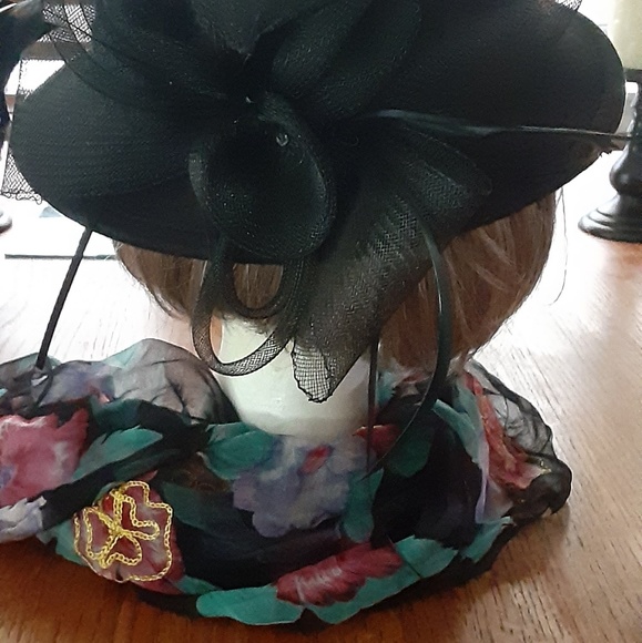 Women's black clotche hat with netted bow - Picture 2 of 2